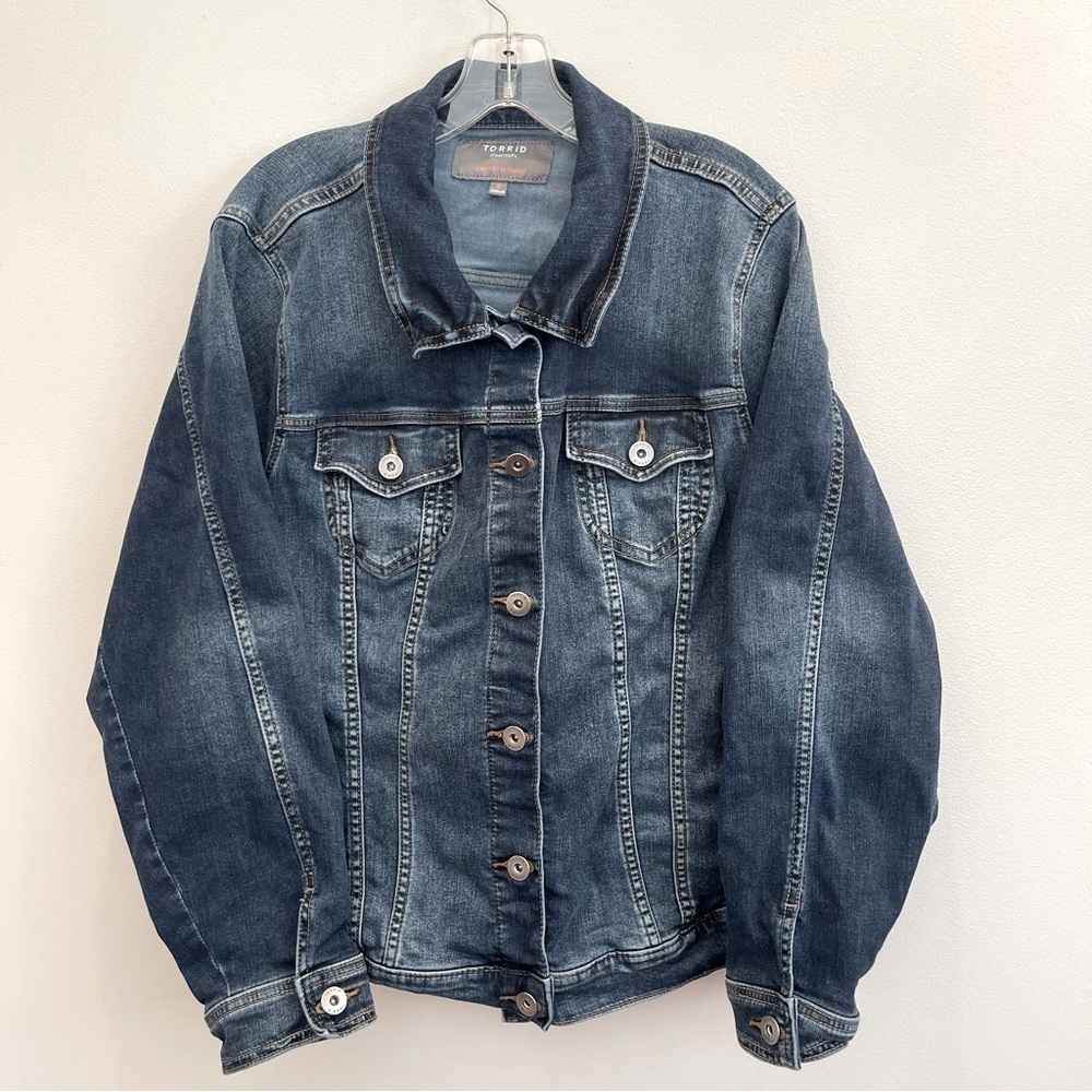 Torrid Womens Size 3 3X Blue Denim Jacket Long Sleeve Pockets Button Front